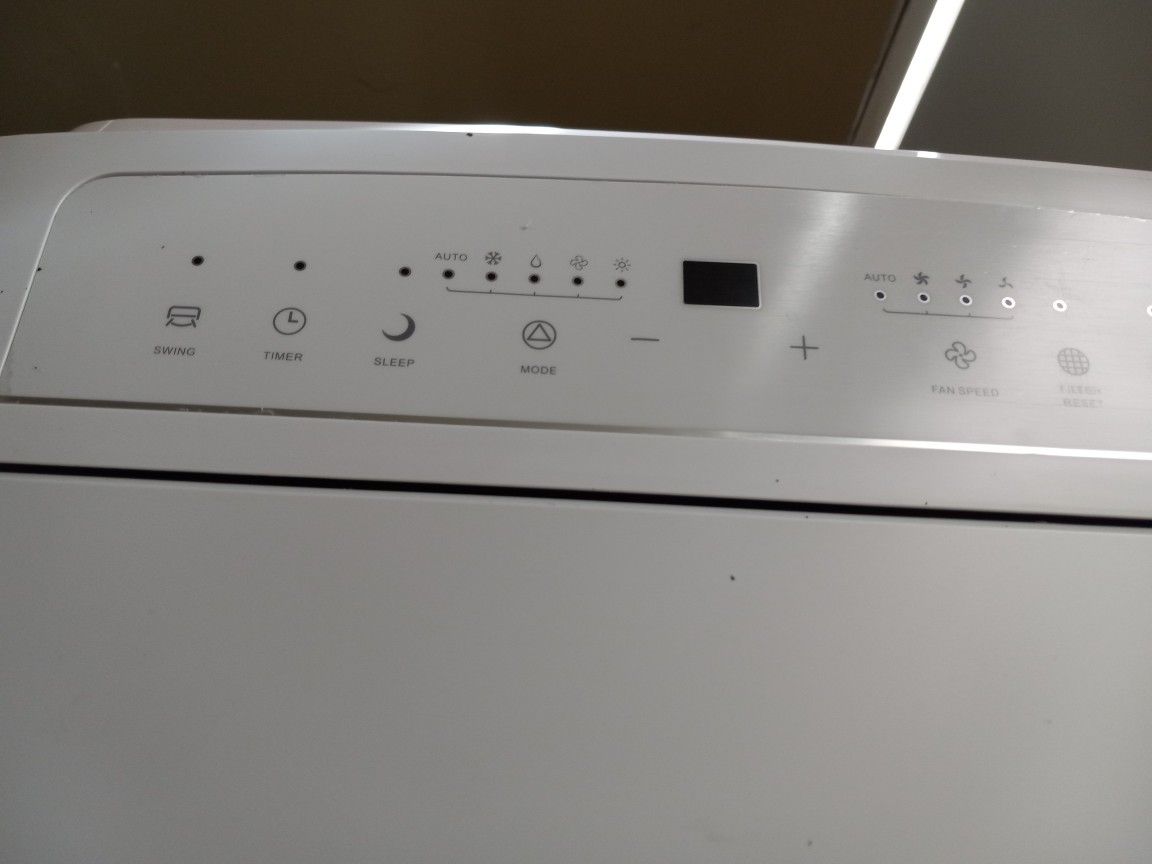 White Portable Air and Heat Portable Unit. Never hardly been Used. Asking 200.00 but Make me an Offer.