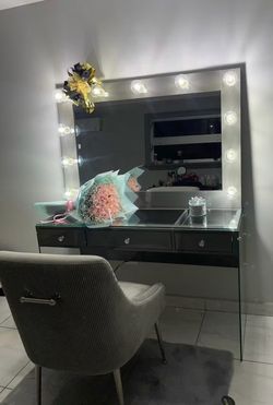 Hollywood Vanity Makeup Table with Lighted Mirror