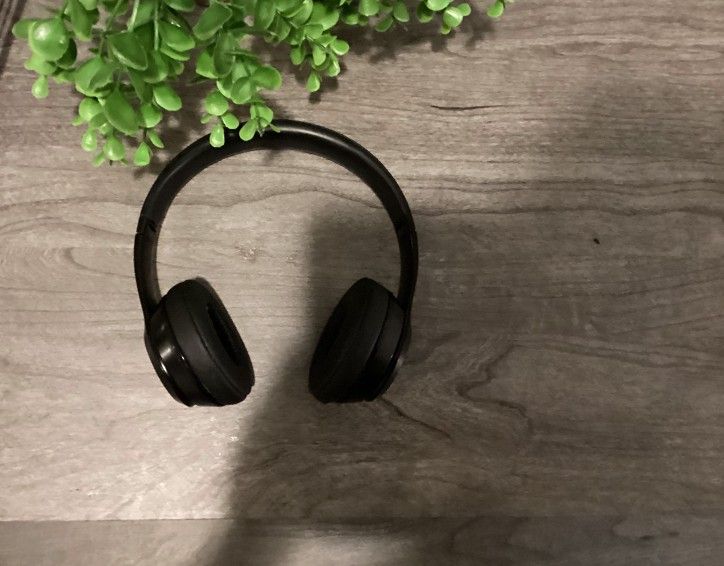 Beats Solo3 Wireless Headphones – Great Condition