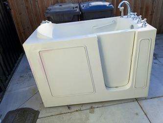 Walk-In jacuzzi Bathtub with Chrome Faucet