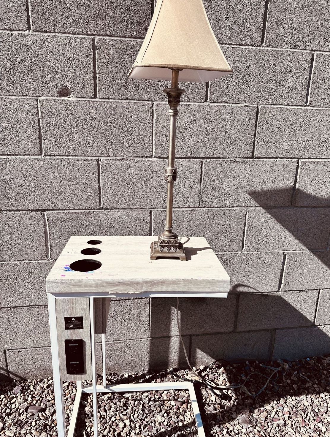smal desk whit lamp