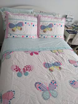 Pretty barn, full quilt set and butterfly sheets
