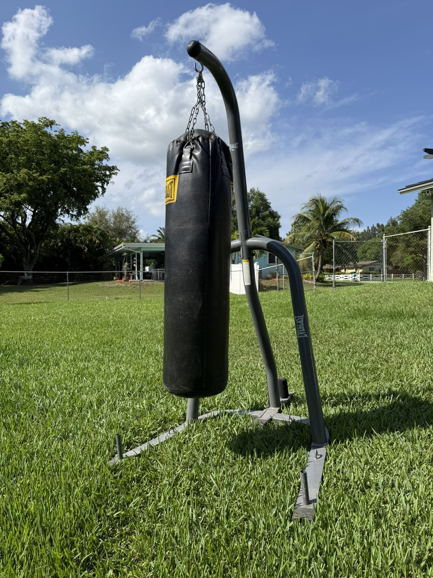 RARE EVERLAST LEATHER HEAVY DUTY PUNCHING BAG WITH STAND