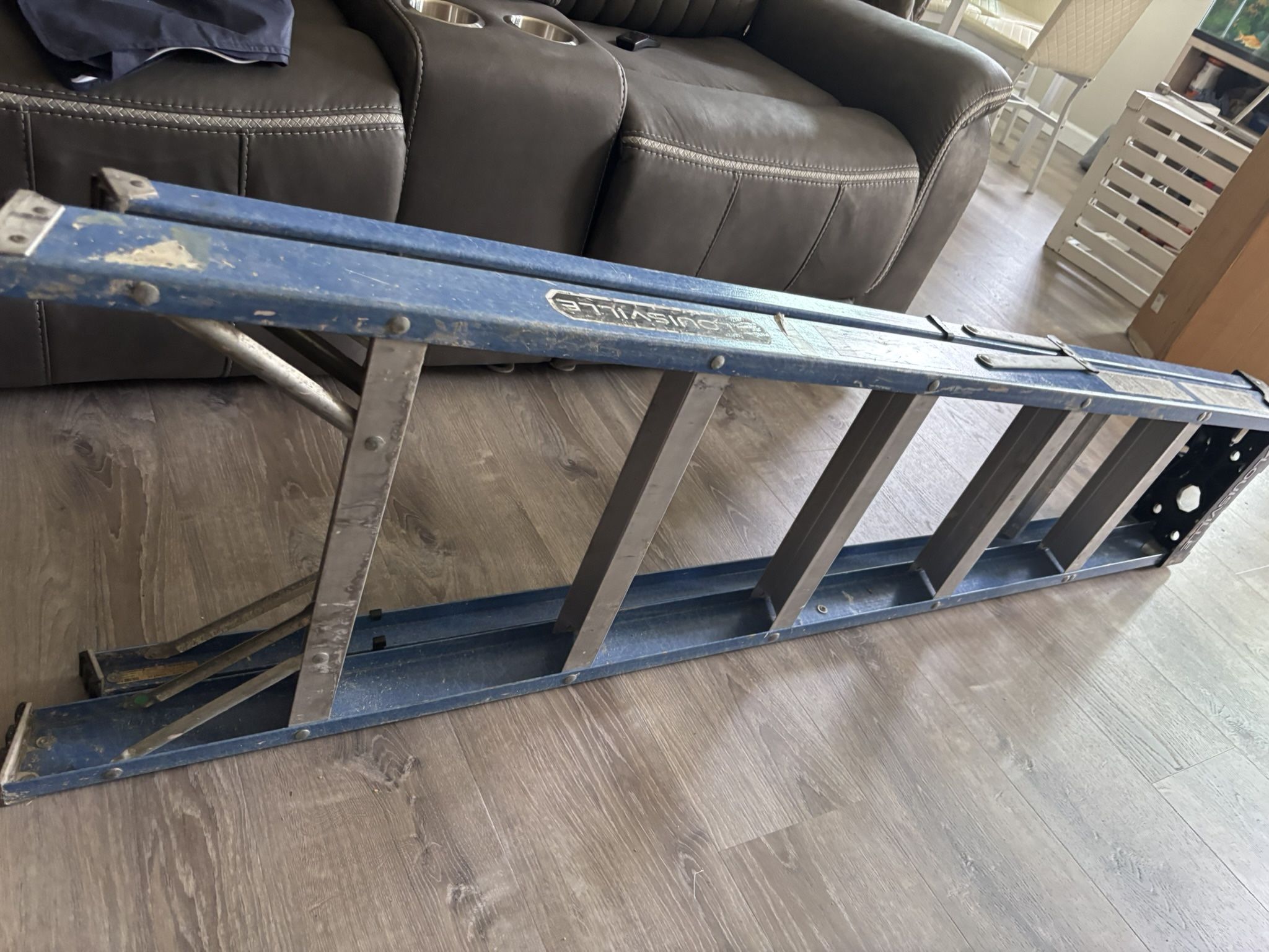 Blue 6ft Louisville Ladder/ Escalera de Louisville de 6 pies