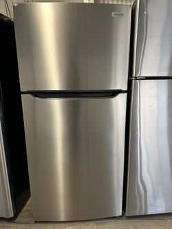 🔹Frigidaire Stainless Steel T/b Refrigerator 🔹Comes With 60 DAY WARRANTY 📍5200 E 10TH AVE TAMPA FL 33619📍