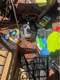 Ridgid 4-gallon portable wet/dry vacuum + Complete Car Detailing Kit – Chemicals, Towels, Brushes & Accessories