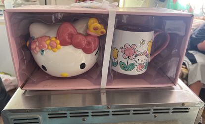 BNWT Hello Kitty Spring Piggy Bank With Matching Cup