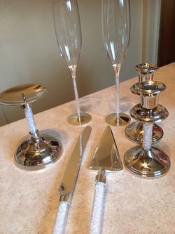 Beautiful 'Must Have' Wedding Accessories! Accented with glittering beads! Deliver free within 10 miles of my location. See addl info below.