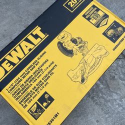 DeWalt 20V MAX Cordless 7-1/4 in. Sliding Miter Saw Kit 1x 4.0Ah battery & Charger  $379  New