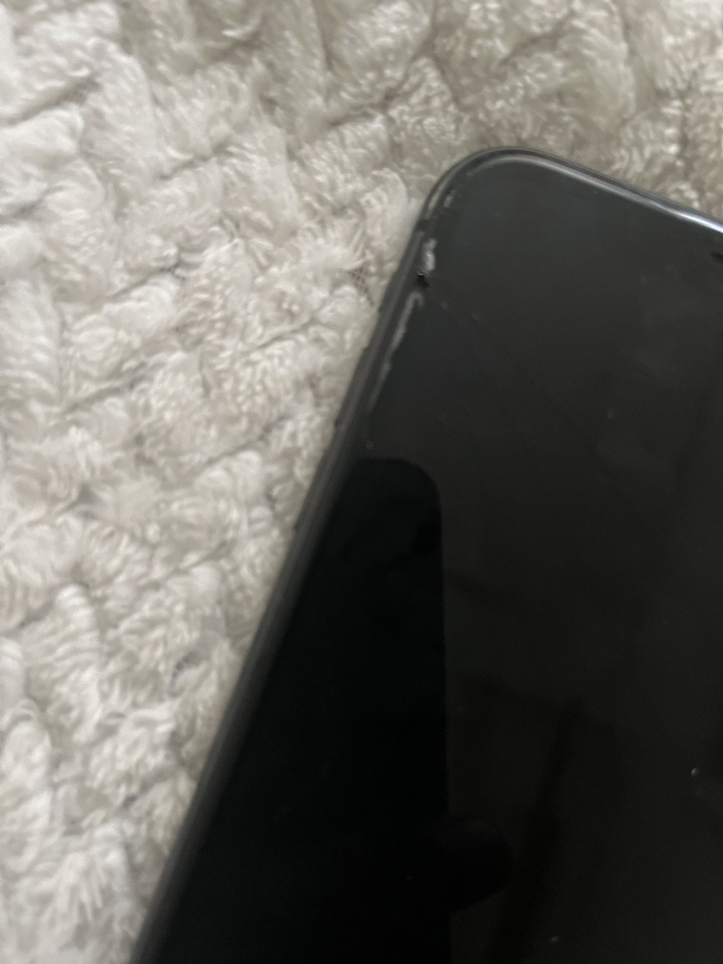 iPhone 11 Psw locked And Cracked