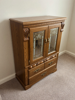 Like New Brown Oak Queen Bedroom Set – 5 Pieces with Mirror - St. Louis, MO