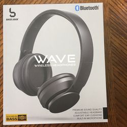 NWT Wireless Headphones With Built-in Mic Black