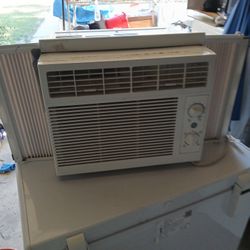 Nice GE window Air Conditioner 5,000btu