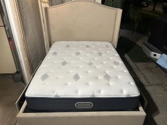 BONITA CAMA QUEEN SIZE TAPIZADA COLOR BEIGE  CON 4 CAJONES Y COLCHÓN BEAUTYREST USADA BUENA CONDICIÓN 