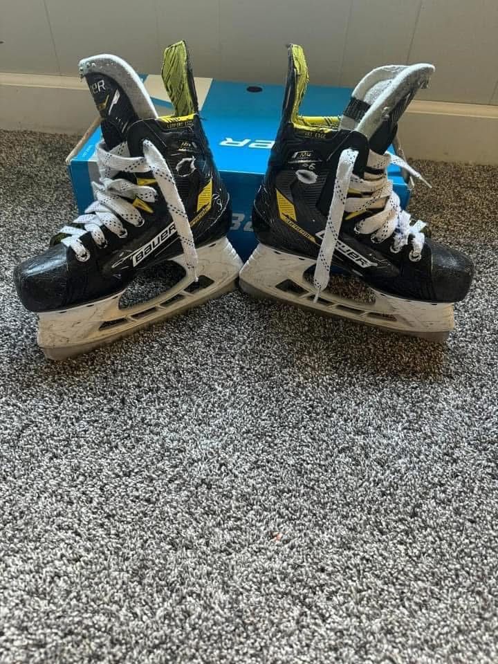 Bauer junior Size 2.5 Hockey Skates