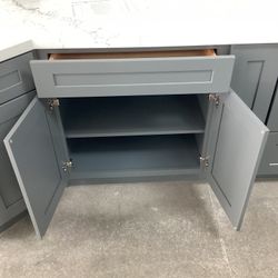 Kitchen Cabinet in Shaker Style 30”