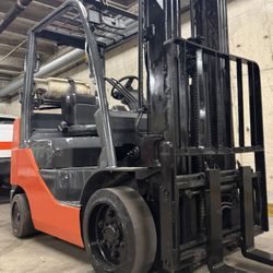 TOYOTA M8, latest model 5500 lb cap, 3 stage, side shift 