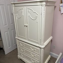 Armoire / Dresser