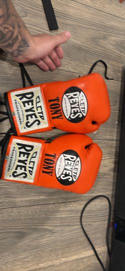 Reyes Authentic 8oz boxing gloves 