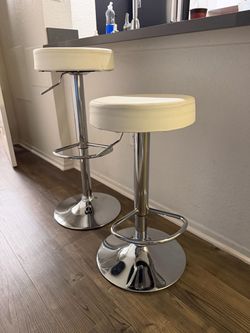 $10 only for both. Set of 2 Adjustable Bar Stools – Good Condition