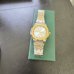 Two-Tone Gold & Silver Watch – Clean, Classic Style
