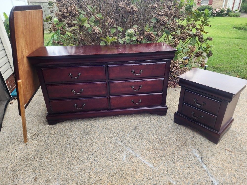 6 Drawer Dresser w/Mirror & 2 Drawer Night Stand