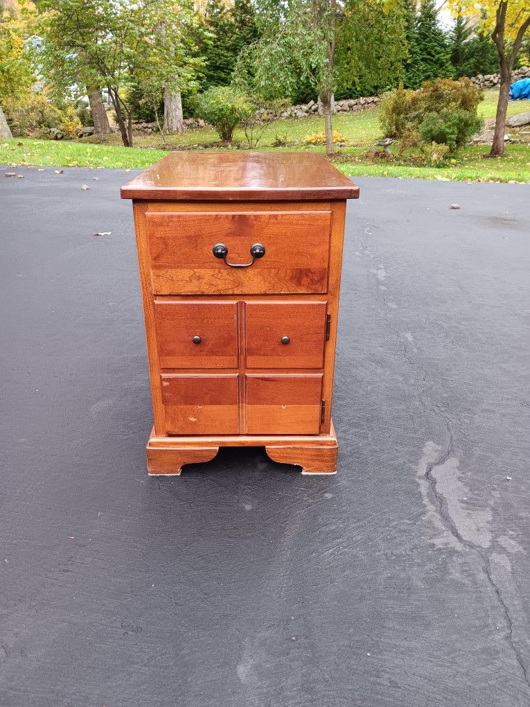 1-Drawer End Table with Magazine Rack & Cabinet