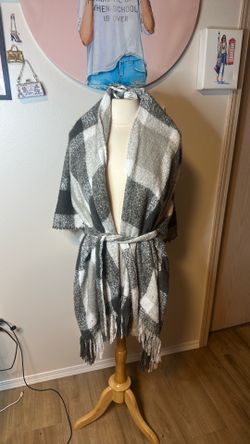 Blanket Wrap Shawl Poncho Cozy Boucle Gray Black