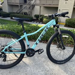 Trek Marlin 4 Mountain Bike . 