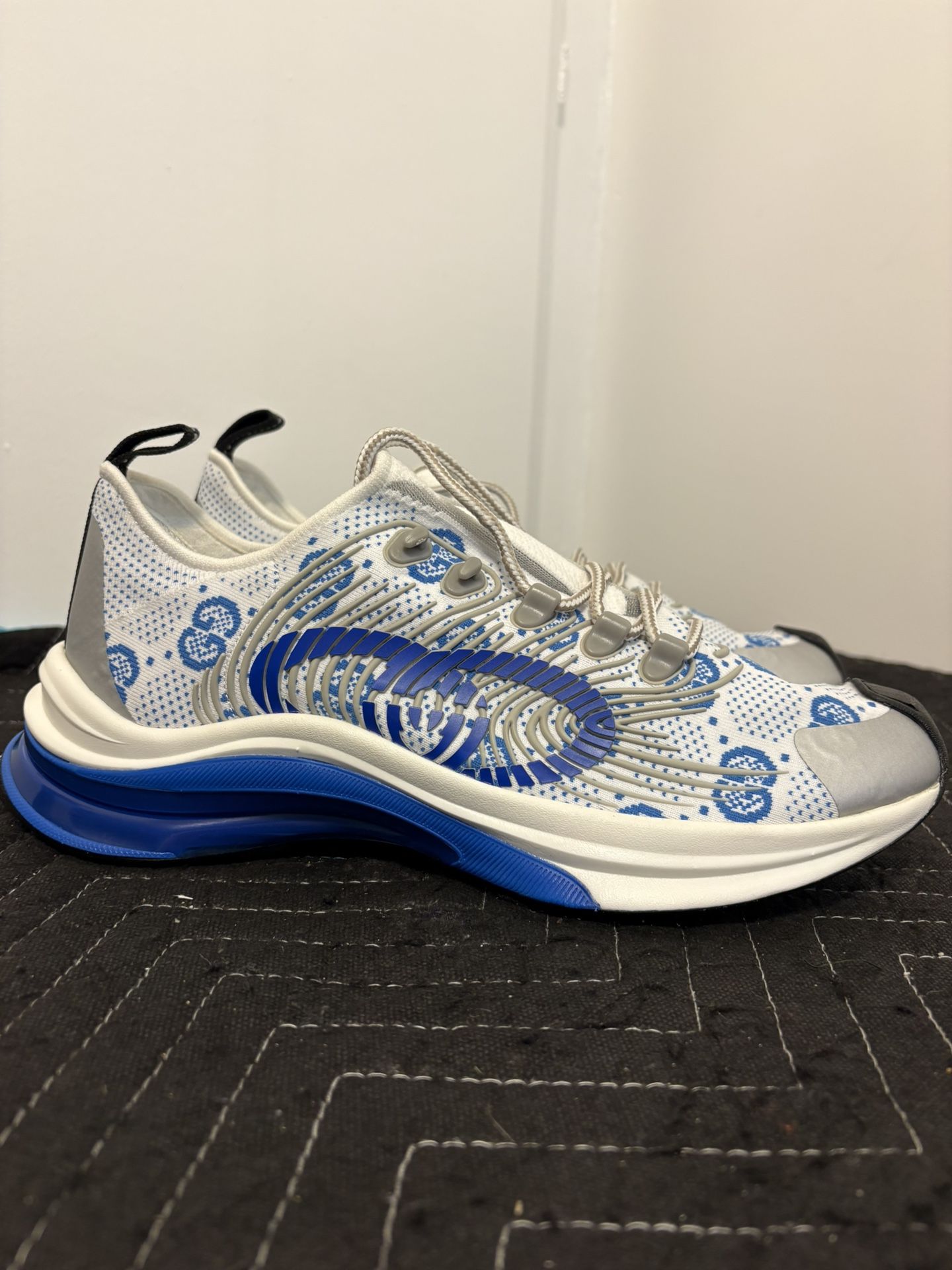 AUTHENTIC GUCCI RUN SNEAKER WHITE/BLUE 680900 GG 8.5 (US SZ 9.5)