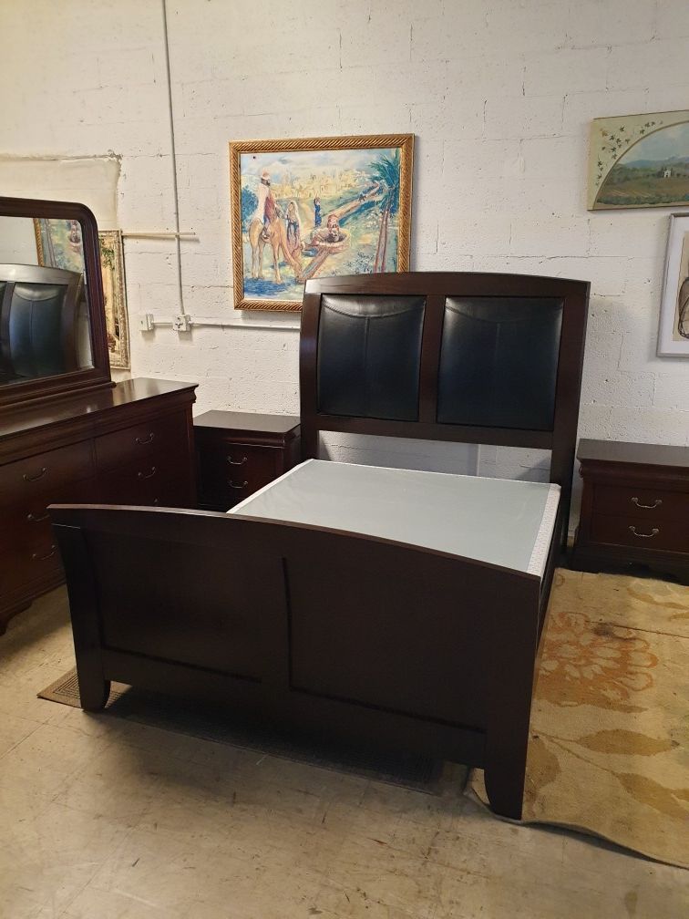 Queen size bedroom set solid wood and leather in excellent condition !