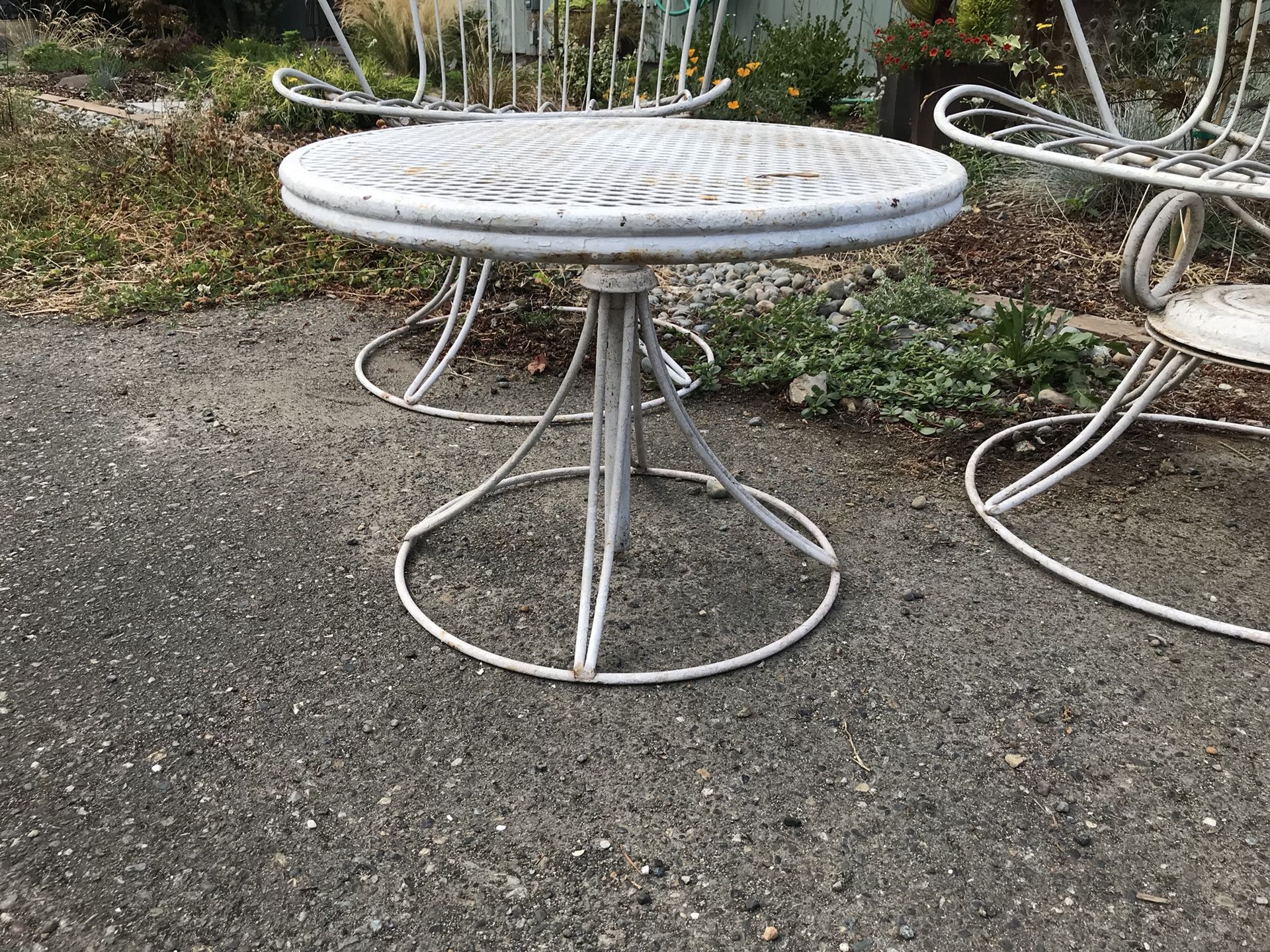 Vintage Mid Century Modern Homecrest Wire B25 Chairs and Side Table