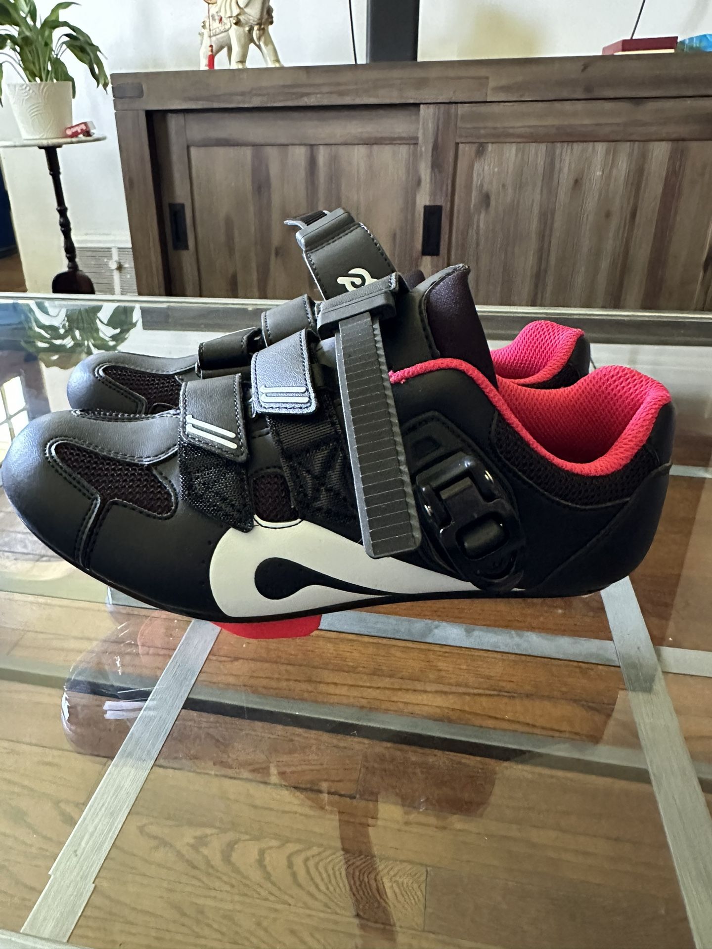 Calzado para ciclismo nuevo marca Pelotón tengo en dos tallas 38 Y 43 Unisex