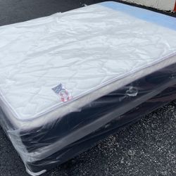 New queen mattress pillowtop and box springs 2PC.DELYVERY AVAILABLE 🚚⚡️🏡.