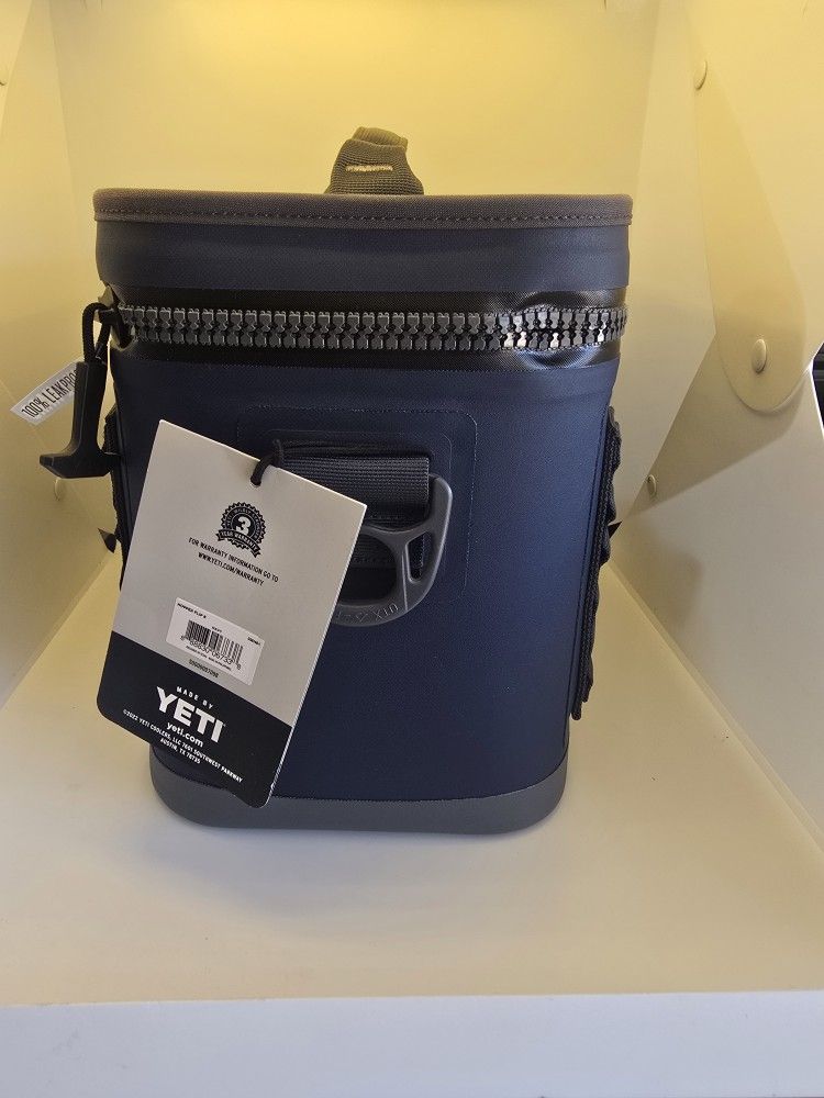 Yeti Blue Navy Cooler Hooper Flip 8 *BRAND NEW*