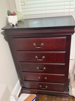 Cherry Wood 5-Drawer Chest Dresser