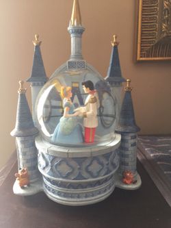 Disney’s Cinderella Snowglobe plays music