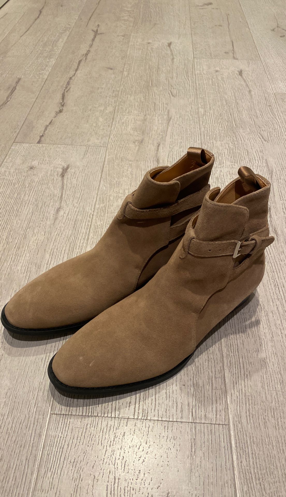 Brand new never worn size 9 tan suede Chelsea boots
