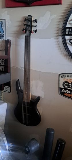 Bass guitar