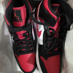Jordan 1 Mid Bred Toe Size 10, Red/Black