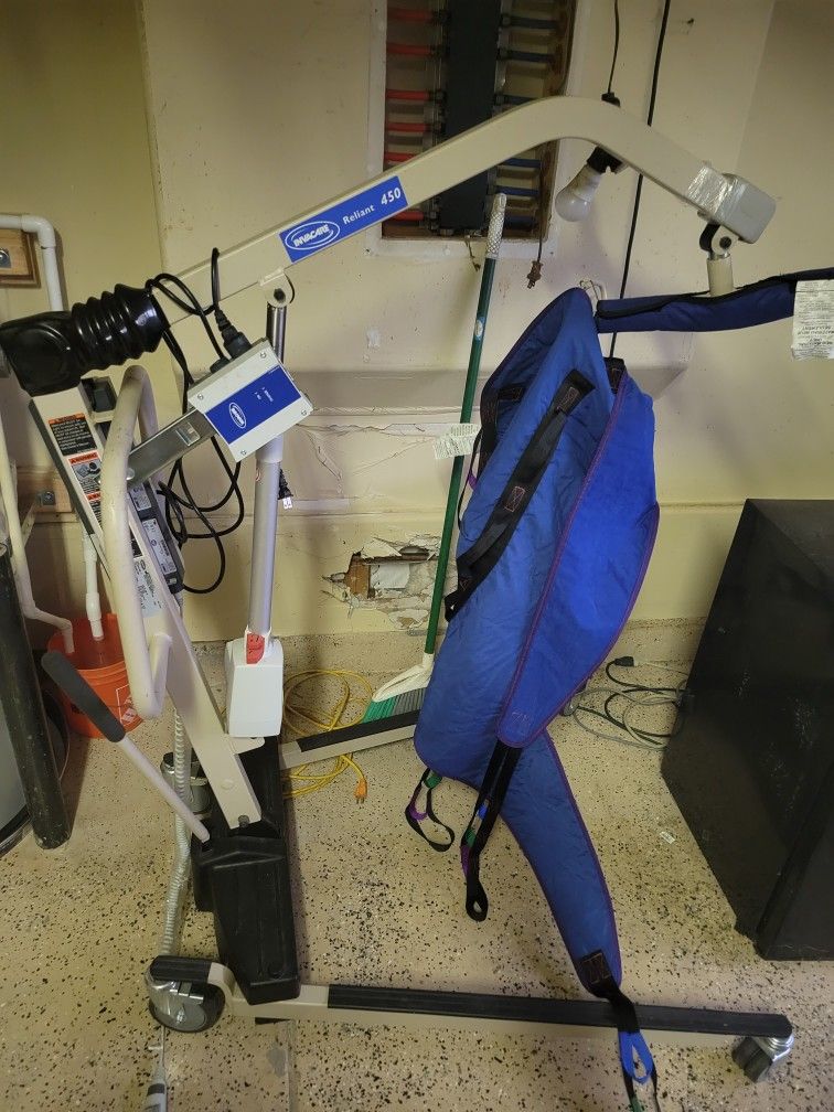 Invacare Reliant 450 Electric Patient Lift – Works – Battery & Charger Included- WORKS