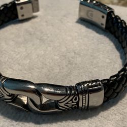 8 Inch Weaved Black LeatherBand Carved Stainless Steel Metal Accents Even On Clip Latch