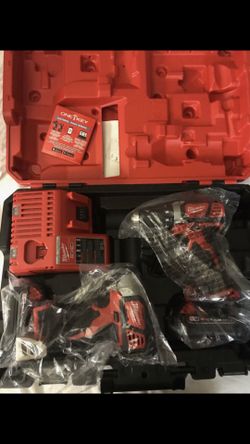 Milwaukee m18 18 volt drill and driver combo kit set with 2 batteries and charger