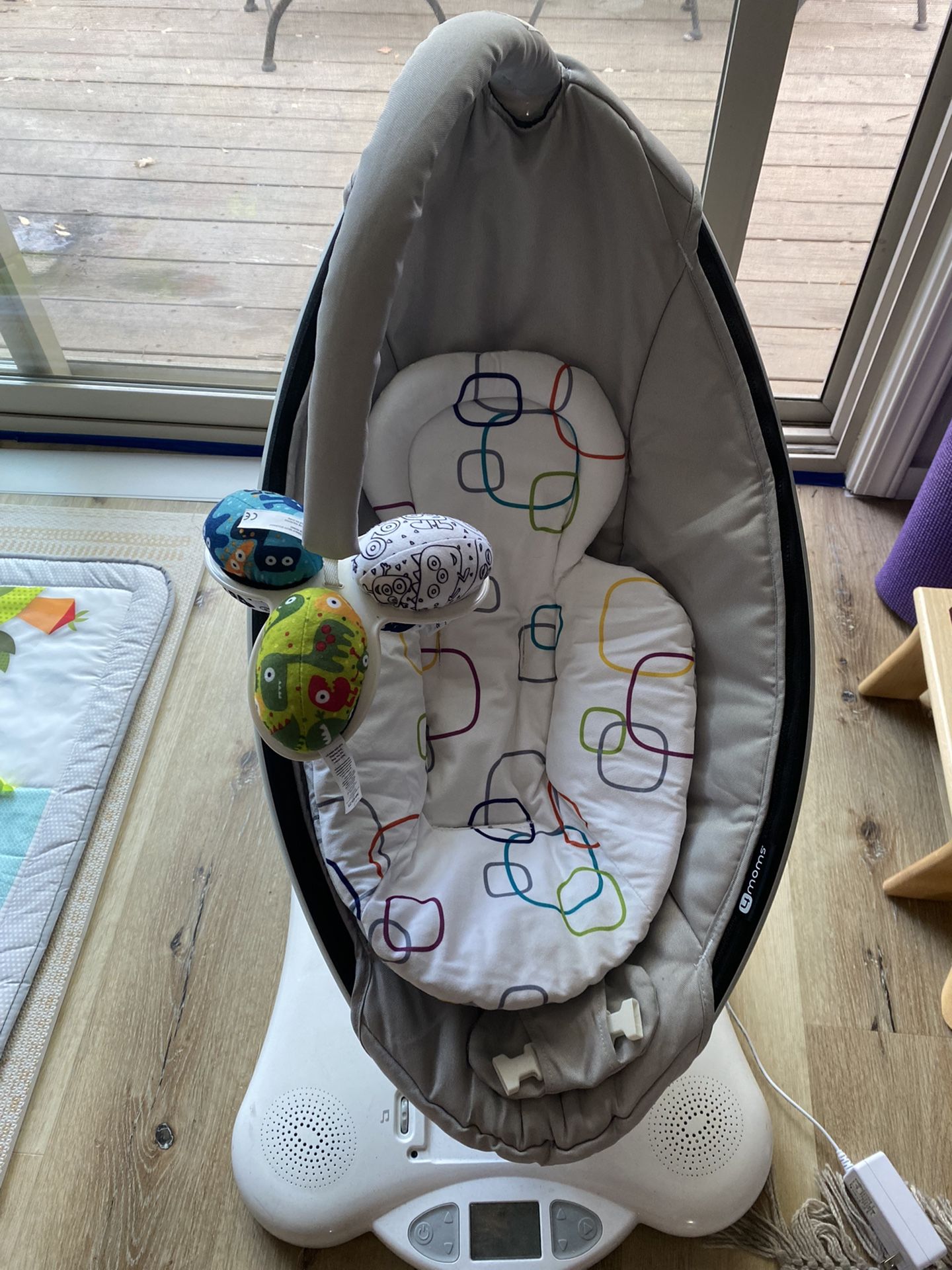 4Moms Mamaroo Infant swing 