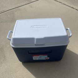 Rubbermaid Cooler 48 qt holds 68 cans comfort grip handles, hinged lid