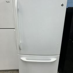 White 20 Cubic Foot Bottom Freezer Refrigerator With Ice Maker 