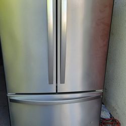 WHIRLPOOL REFRIGERATOR WORKS GREAT CAN DELIVER 