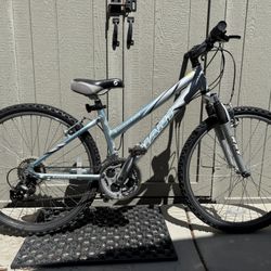 Gaint Boulder SE 26” Aluminum Mountain Bike 