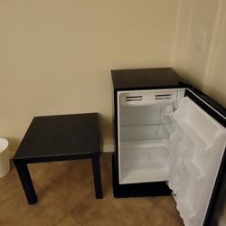 Two Mini Fridge and Microwave $100