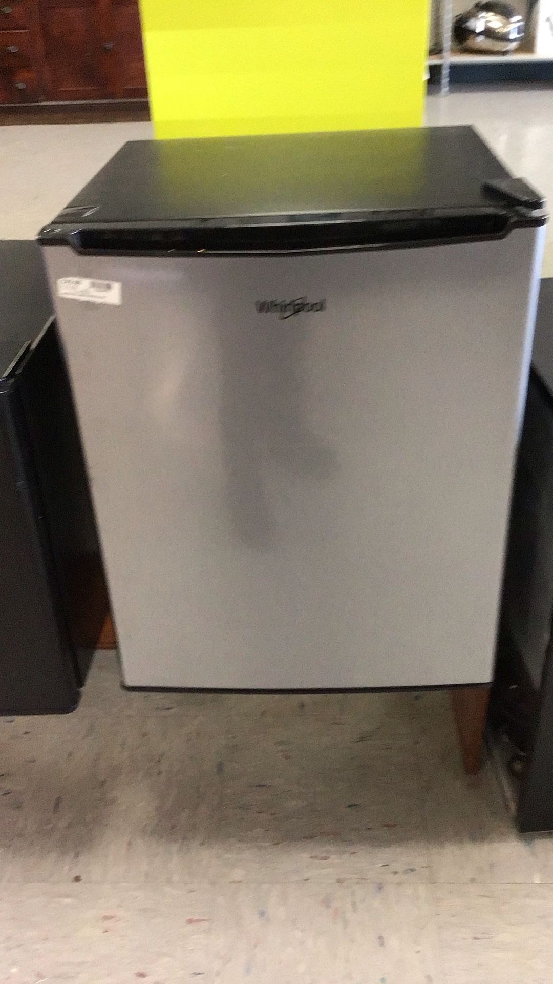 Whirlpool, mini fridge